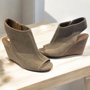 Lucky Brand - Laser Cut Out Sandal - 8.5